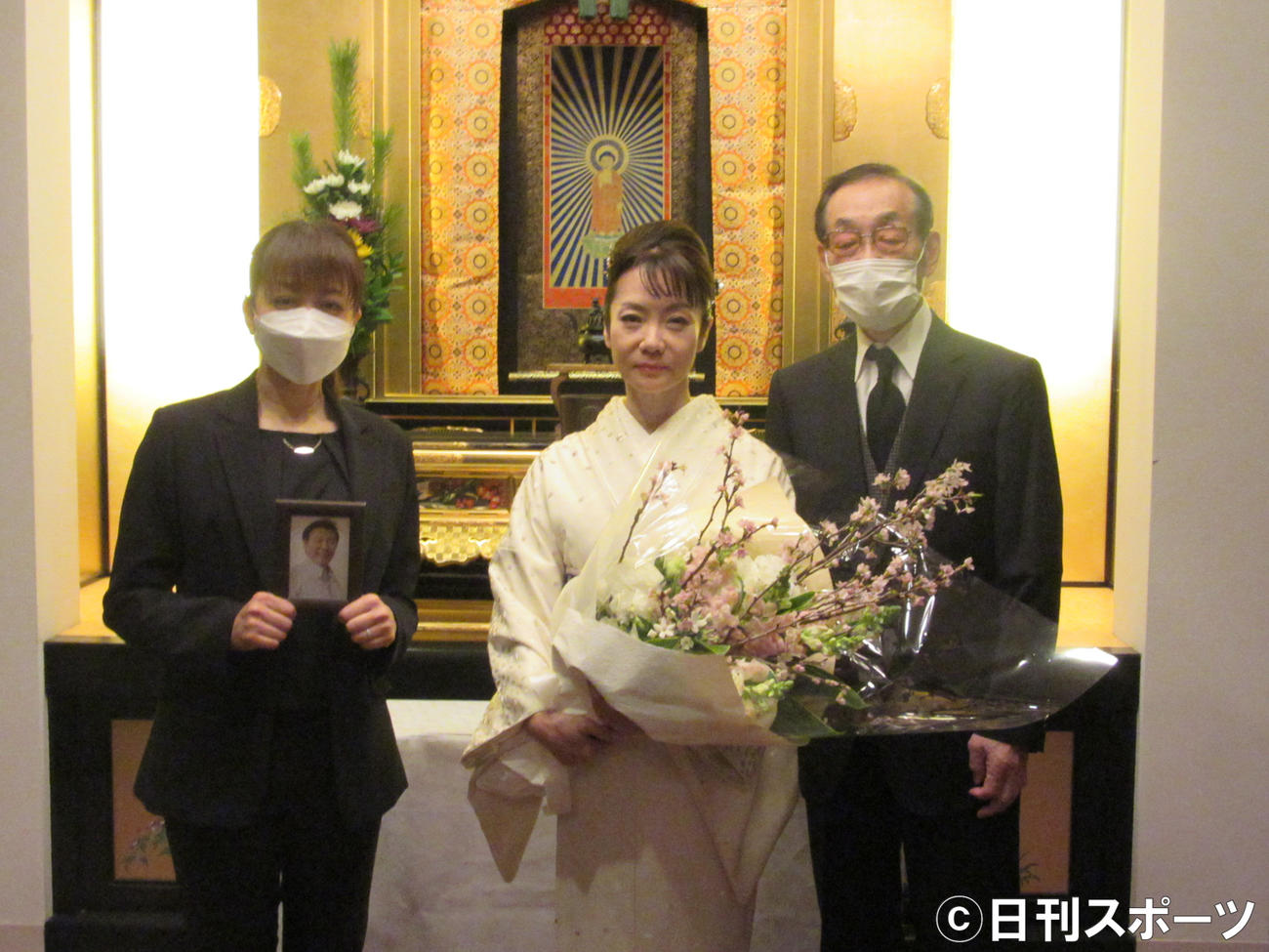 恩師・里村龍一氏が眠る納骨堂で献花する香西かおり（中央）。左は里村氏の綾子夫人。右は作曲家の聖川湧氏（15日、東京・築地本願寺）