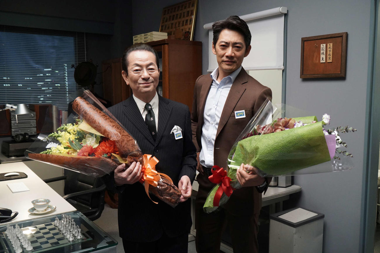 テレビ朝日系ドラマ「相棒season20」のクランクアップを迎えた水谷豊（左）と反町隆史
