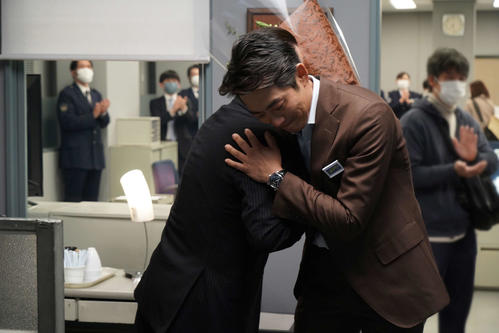 反町隆史 相棒 卒業 水谷豊と熱いハグ ７年間 無事完走できてうれしい と感極まる ドラマ写真ニュース 日刊スポーツ