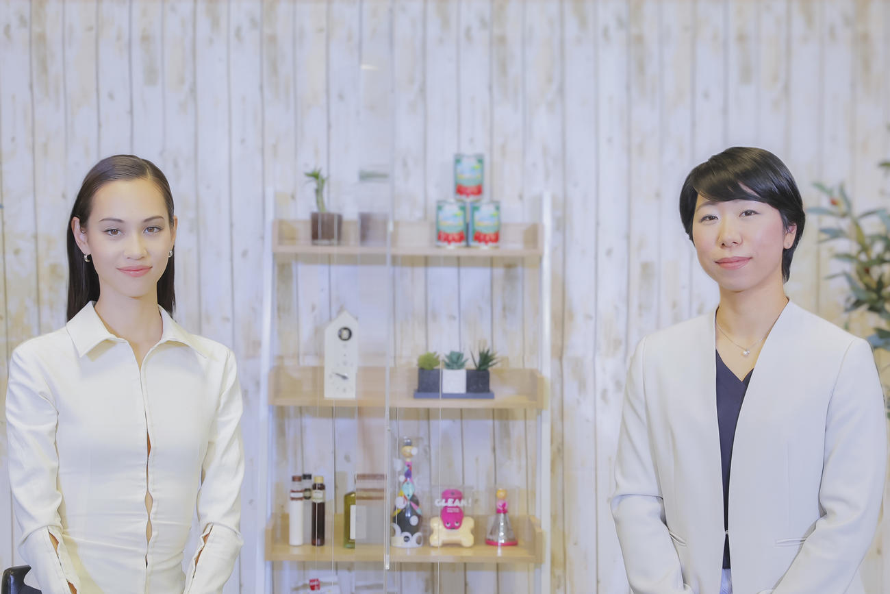 auじぶん銀行「ミレニアル世代女性に送る“じぶんらしく”生きるためのマネーセミナー」に出席した水原希子（左）と塚越菜々子氏