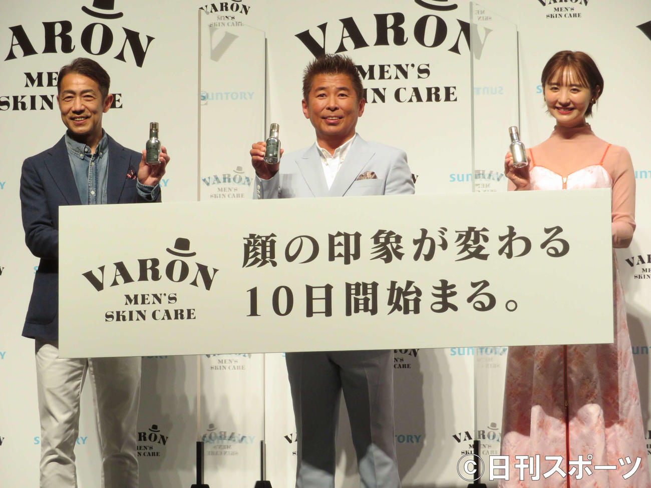 大人の男性向けオールインワンスキンケア商品「VARON」の発表会に出席した左から森脇健児、勝俣州和、おのののか（撮影・三須佳夏）
