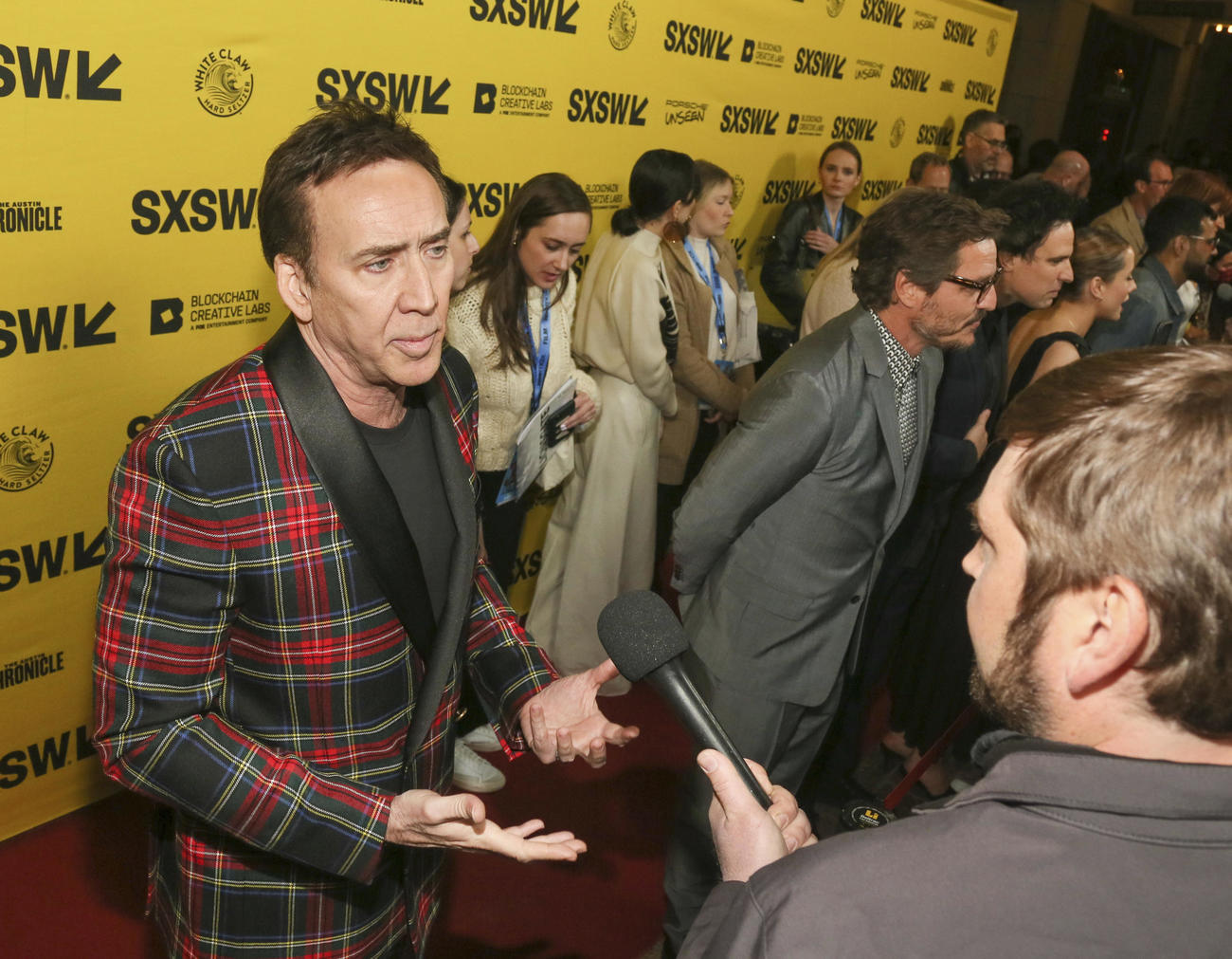 プレミア上映会で、取材に手振りを交えて応えるニコラス・ケイジ（AP）