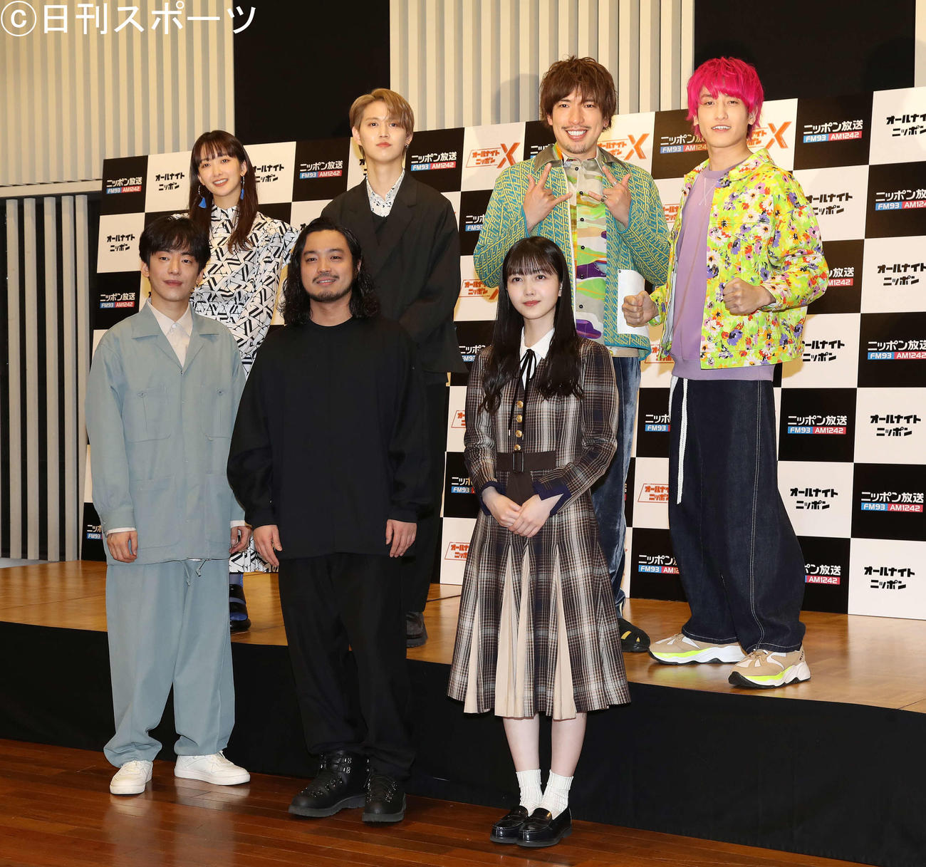 「オールナイトニッポン」「オールナイトニッポンX」のパーソナリティー発表記者会見で写真に納まる、前列左からCreepy Nuts DJ松永、Creepy Nuts R－指定、乃木坂46・久保史緒里。後列左から緑黄色社会・長屋晴子、JO1・白岩瑠姫、EXITりんたろー、EXIT兼近大樹（撮影・丹羽敏通）