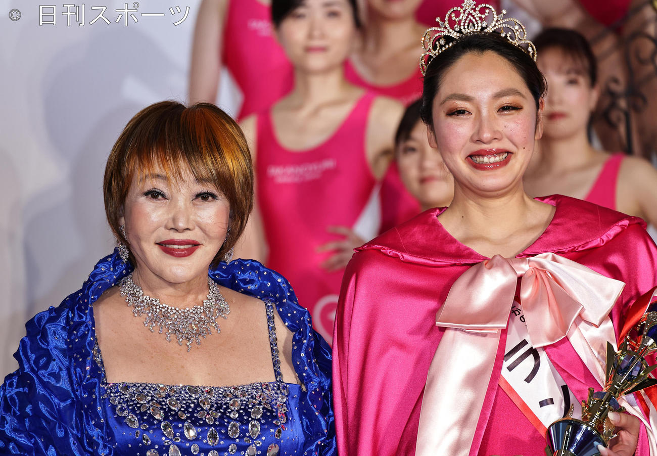 エステティックシンデレラに選ばれた横山萌々子さん。左はたかの友梨氏（撮影・中島郁夫）
