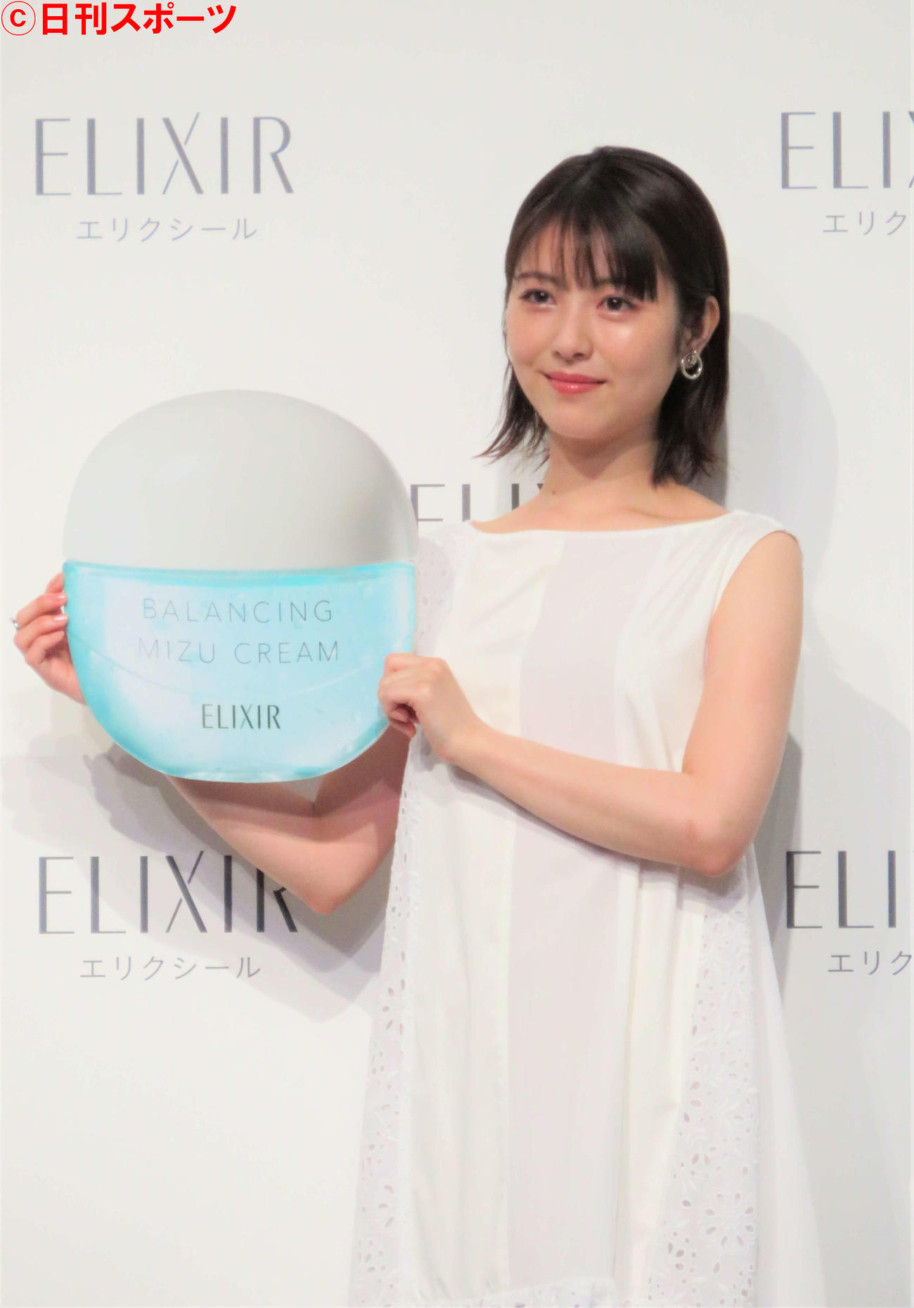 「エリクシール」の「エリクシール　ファースト　エイジングケア新ミューズ発表会」に登壇した浜辺美波（撮影・三須佳夏）