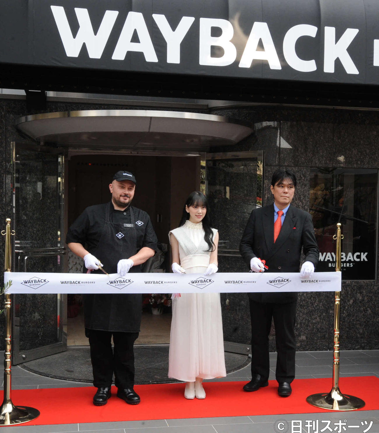 WAYBACK BURGERS日本1号店オープンイベントに出席した、左からカルロシェフ、堀未央奈、WAYBACK Burger japanの石塚孝一CEO（撮影・松尾幸之介）