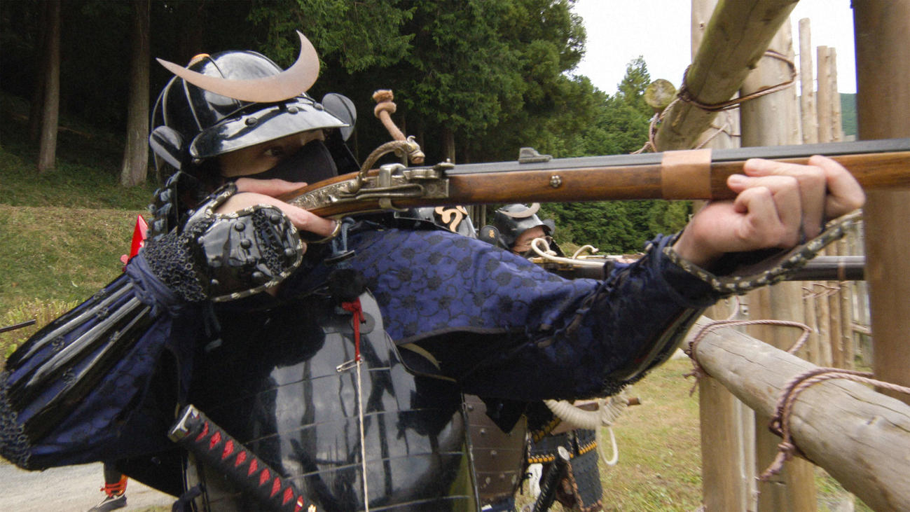 10キロを超えるかっちゅう（復元）を着け、戦場での鉄砲隊の動きを体験する松本潤
