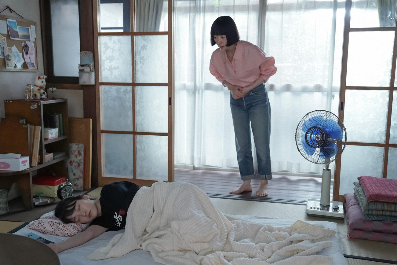 「大月」の茶の間で、ひなたに声をかけるるい。左から、大月ひなた（川栄李奈）、大月るい（深津絵里）（Ｃ）NHK