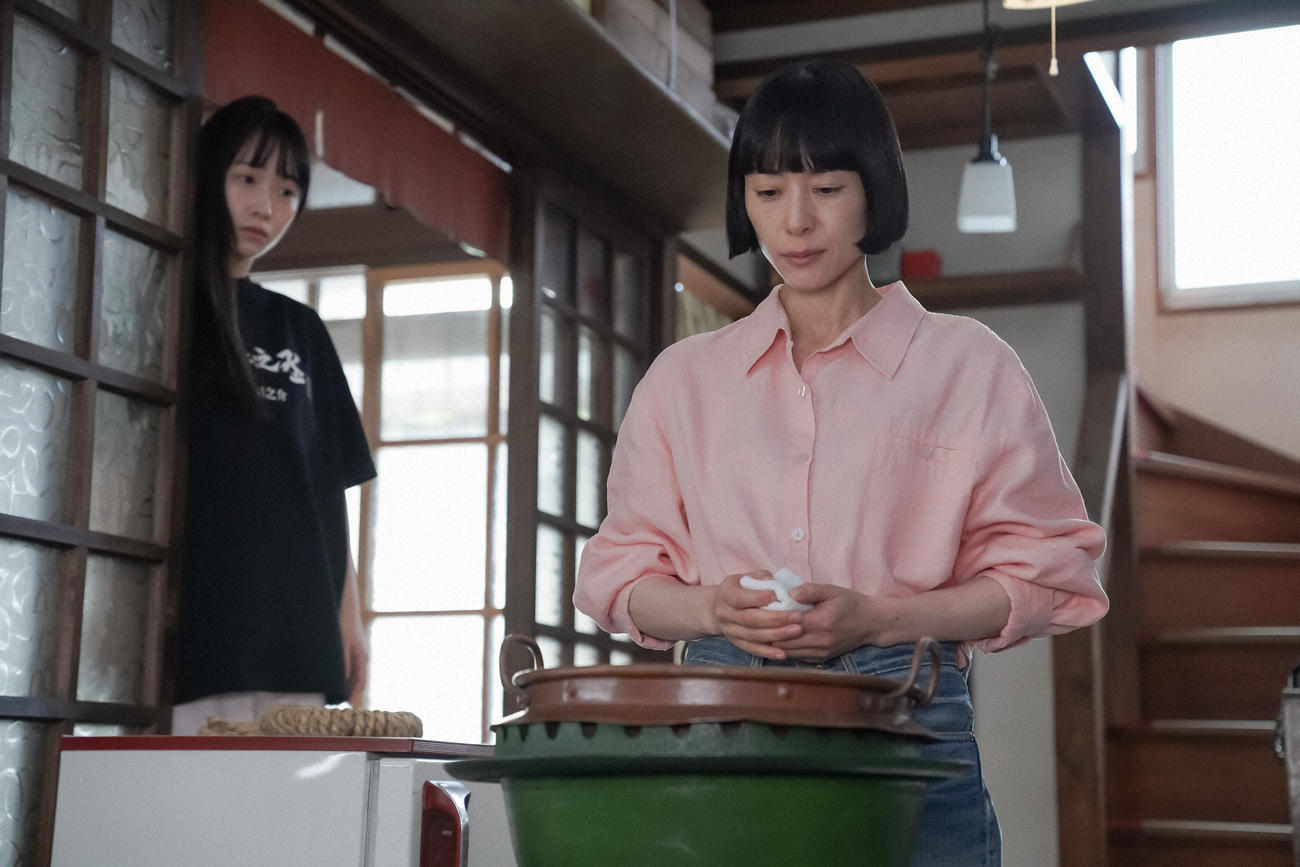 「大月」の作業場で小豆を炊いているるいを見るひなた。左から、大月ひなた（川栄李奈）、大月るい（深津絵里）（Ｃ）NHK