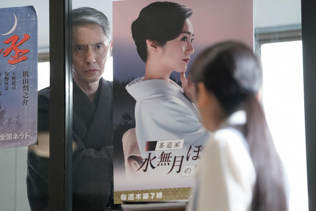 条映の休憩所でひなたにあることを言う虚無蔵。左から、伴虚無蔵（松重豊）、大月ひなた（川栄李奈）（Ｃ）NHK