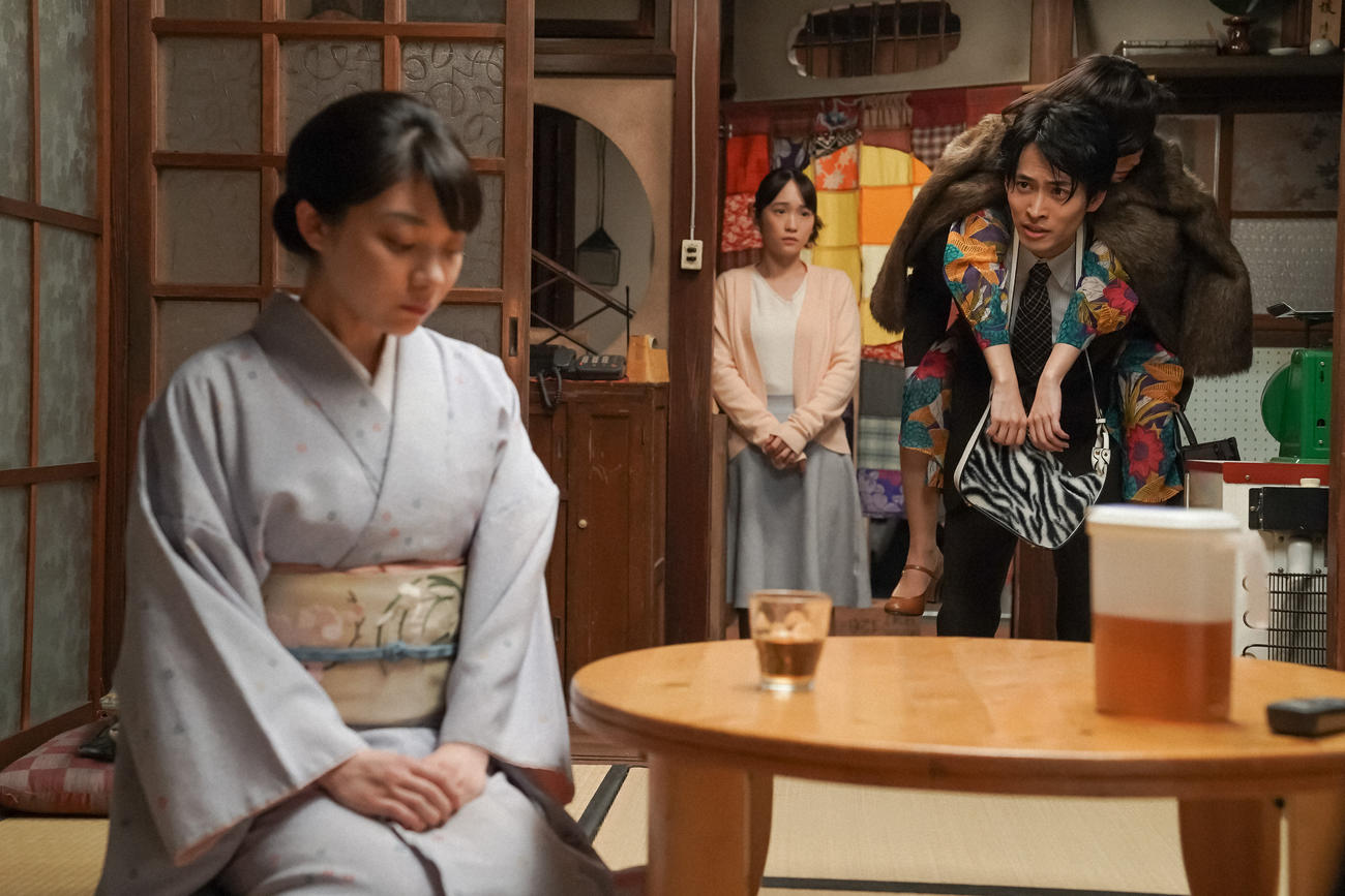 「大月」の茶の間で一恵と話をする榊原。左から、野田一恵（三浦透子）、大月ひなた（川栄李奈）、榊原誠（平埜生成）、美咲すみれ（安達祐実）（Ｃ）NHK