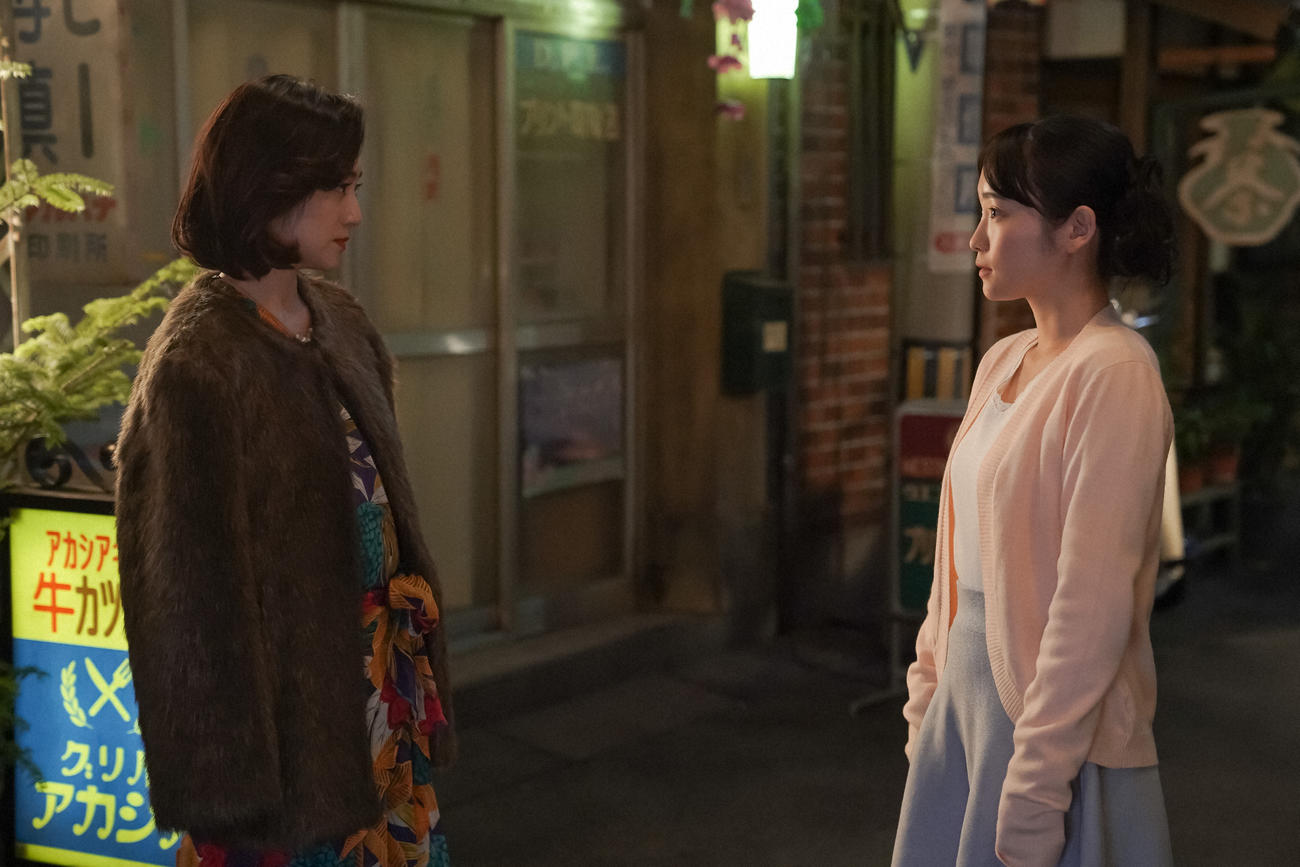 「大月」の表でひなたにあることを言うすみれ。左から、美咲すみれ（安達祐実）、大月ひなた（川栄李奈）（Ｃ）NHK