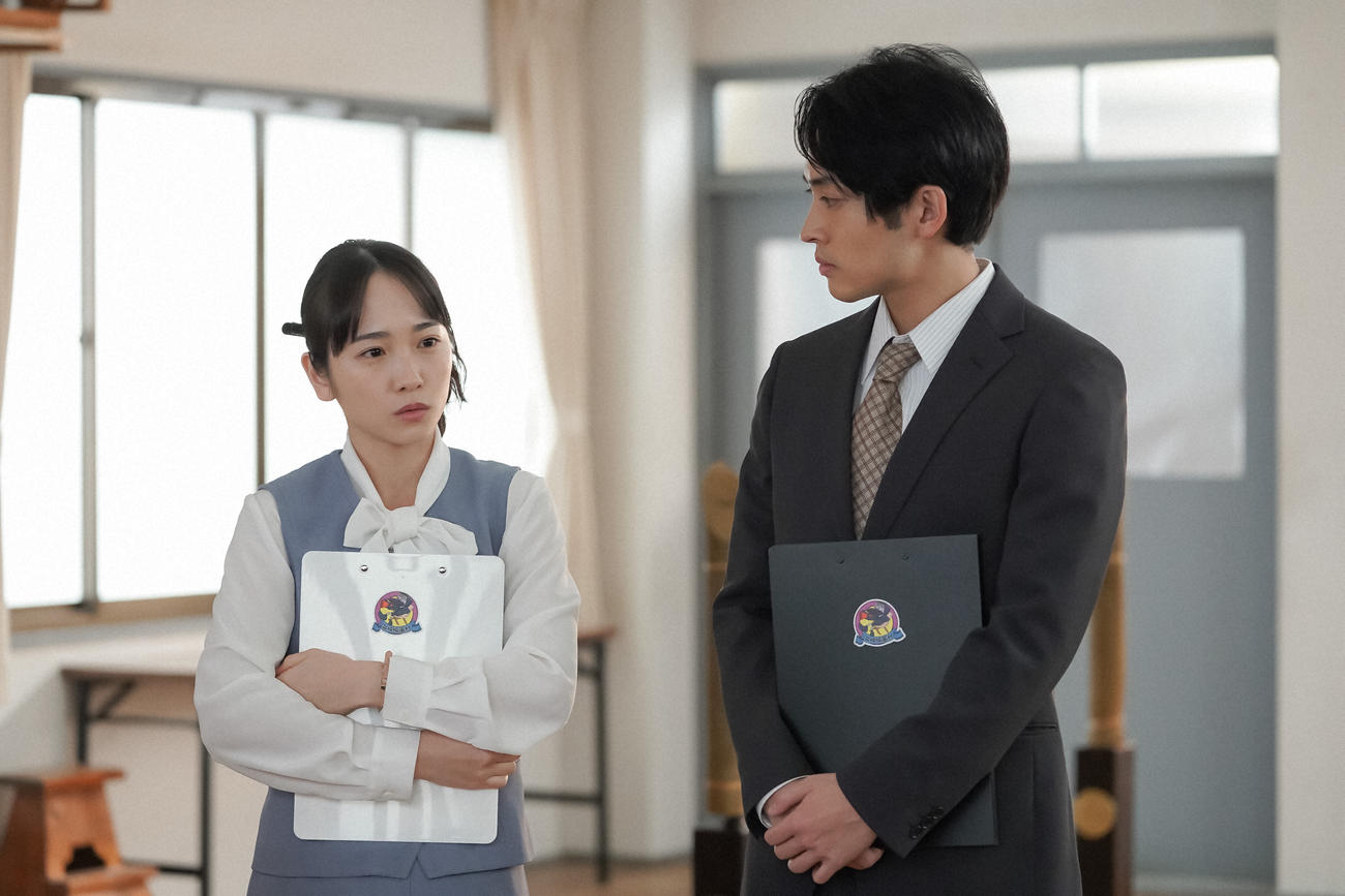 条映の道場である人たちを案内するひなたと榊原。左から、大月ひなた（川栄李奈）、榊原誠（平埜生成）（Ｃ）NHK