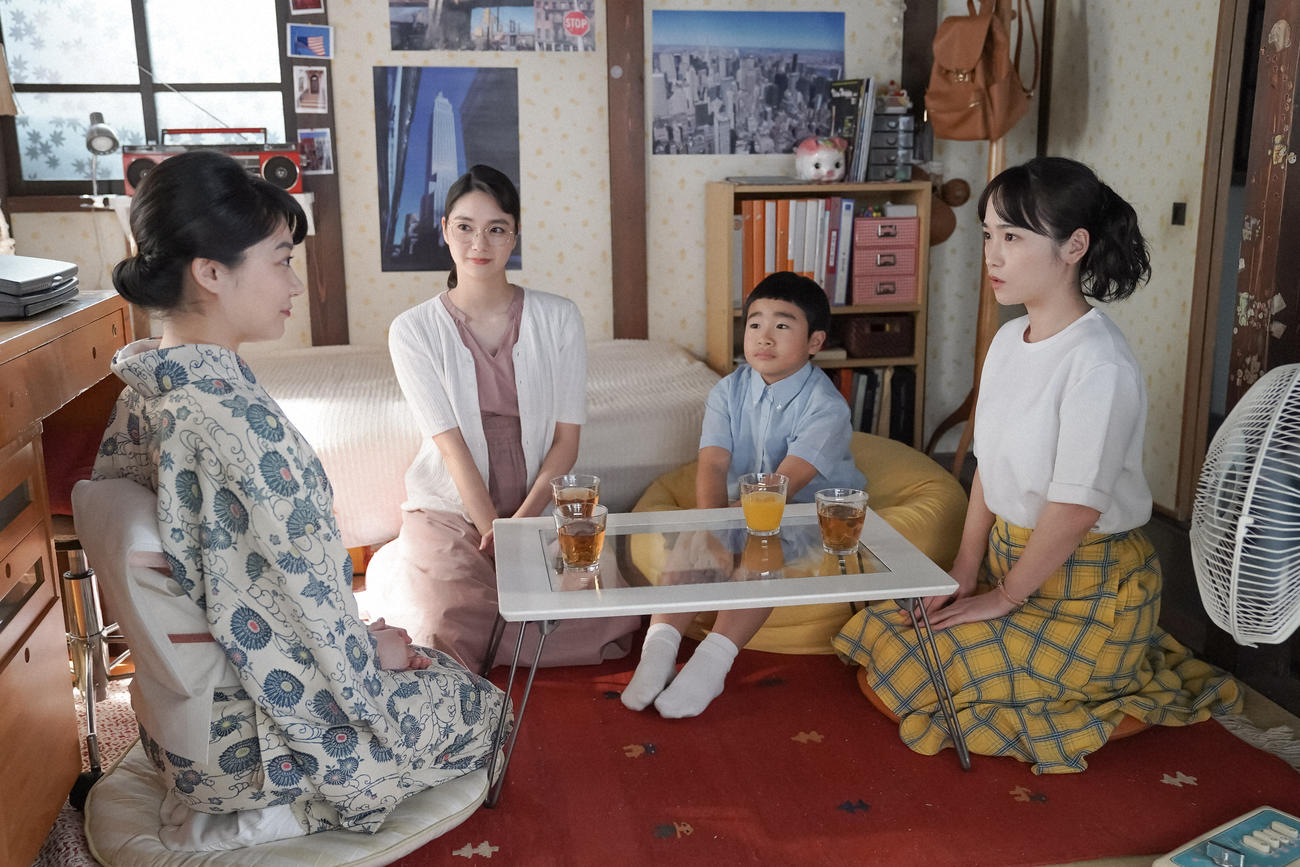 ひなたの部屋で一恵からあることを頼まれるひなた。左から、野田一恵（三浦透子）、赤螺小夜子（新川優愛）、赤螺小夜吉（中川聖一朗）、大月ひなた（川栄李奈）（Ｃ）NHK
