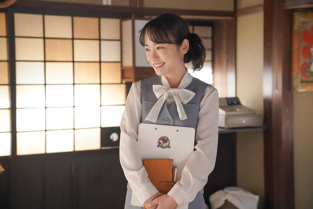 条映の茶屋である人と話をする大月ひなた（川栄李奈）（Ｃ）NHK