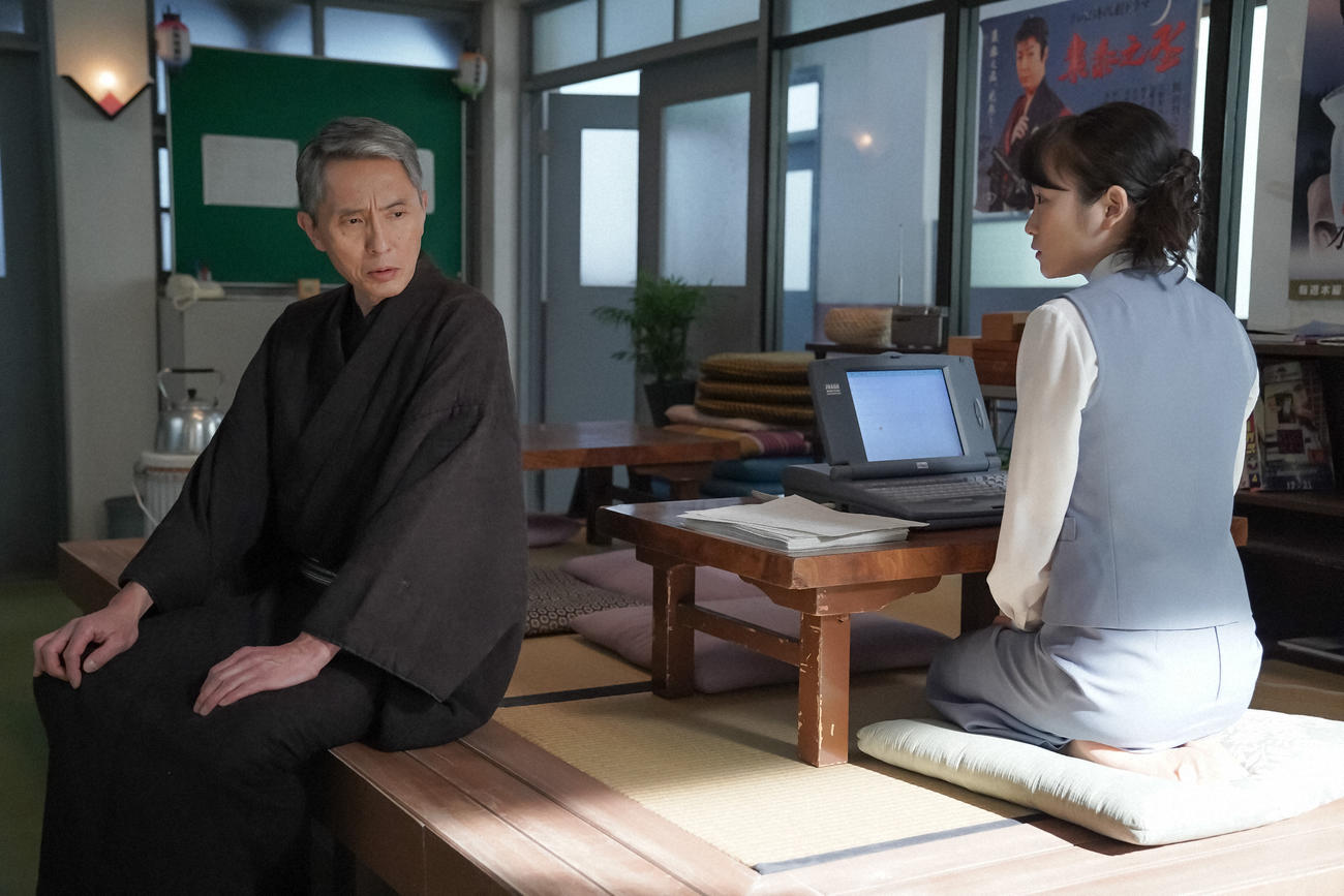 条映の休憩所で虚無蔵と話しをするひなた左から、伴虚無蔵（松重豊）、大月ひなた（川栄李奈）（Ｃ）NHK