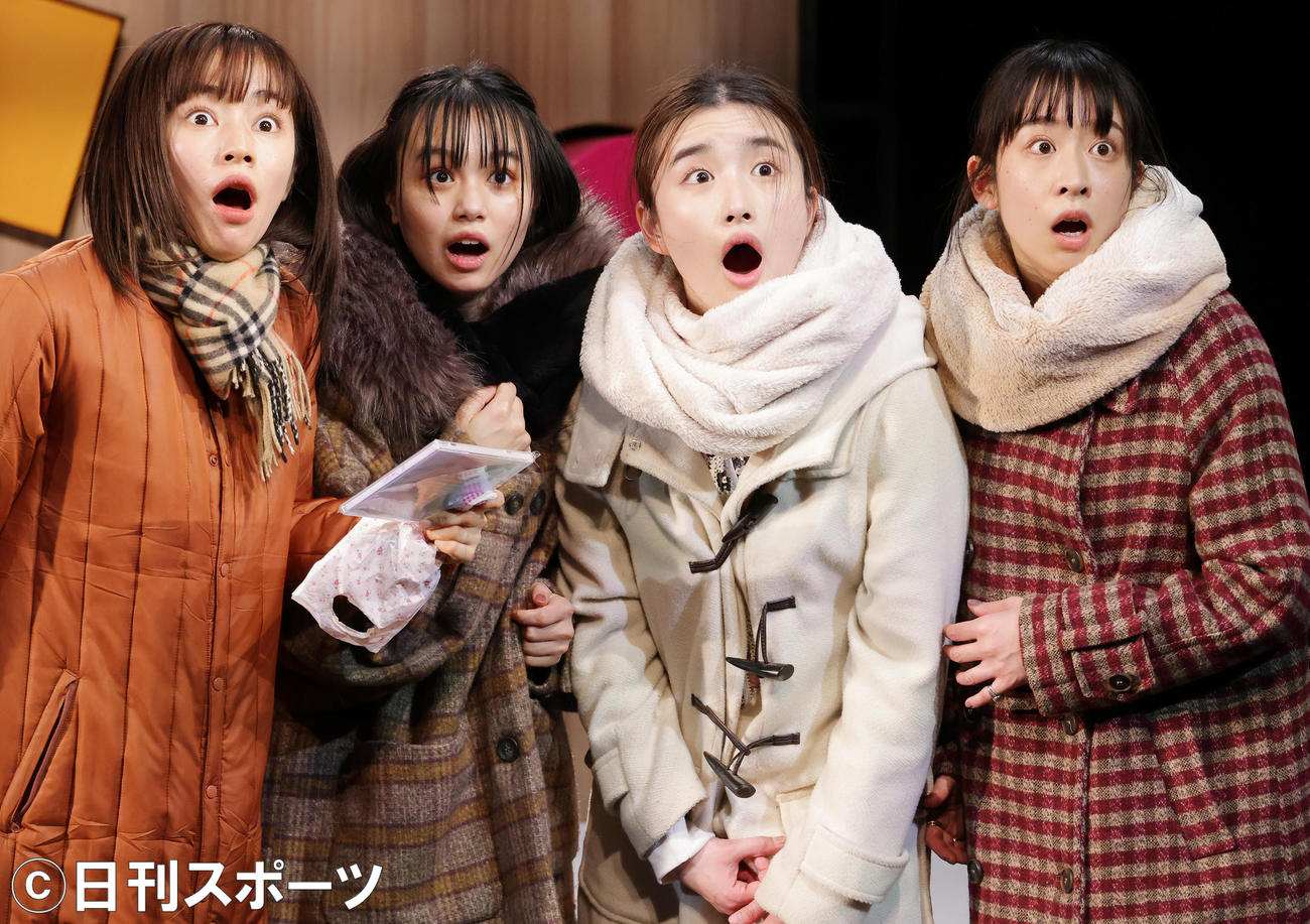 オリジナル公演「Take Off！！！！」を行う劇団4ドル50セント。右から2人目は主役の安倍乙（撮影・中島郁夫）