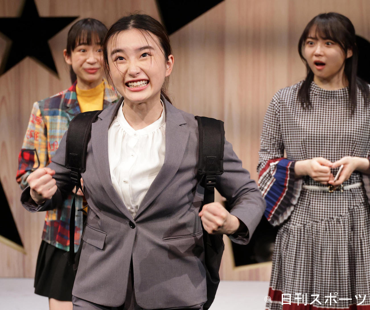 オリジナル公演「Take Off！！！！」で主役を務める安倍乙（中央）（撮影・中島郁夫）