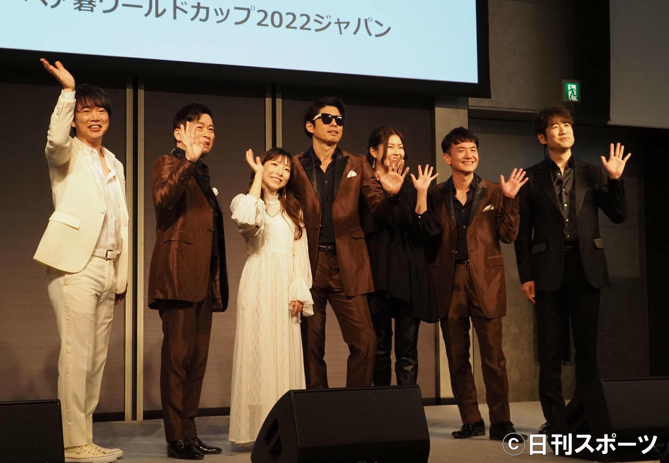 「ペア碁ワールドカップ2022ジャパン」オープニングセレモニーに出席した、左から北山陽一、黒沢薫、NAOLUNA、村上てつや、平田まりな、安岡優、酒井雄二（撮影・遠藤尚子）