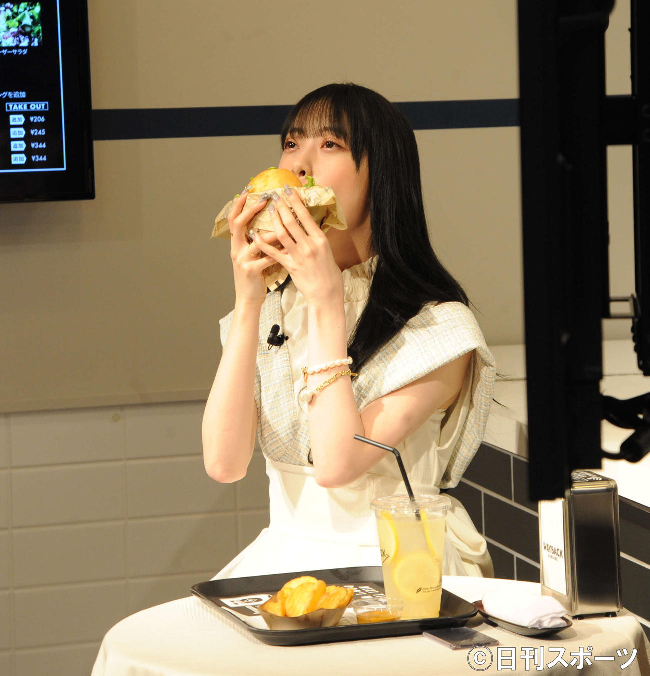 WAYBACK BURGERS日本1号店オープンイベントでハンバーガーを試食する堀未央奈（撮影・松尾幸之介）