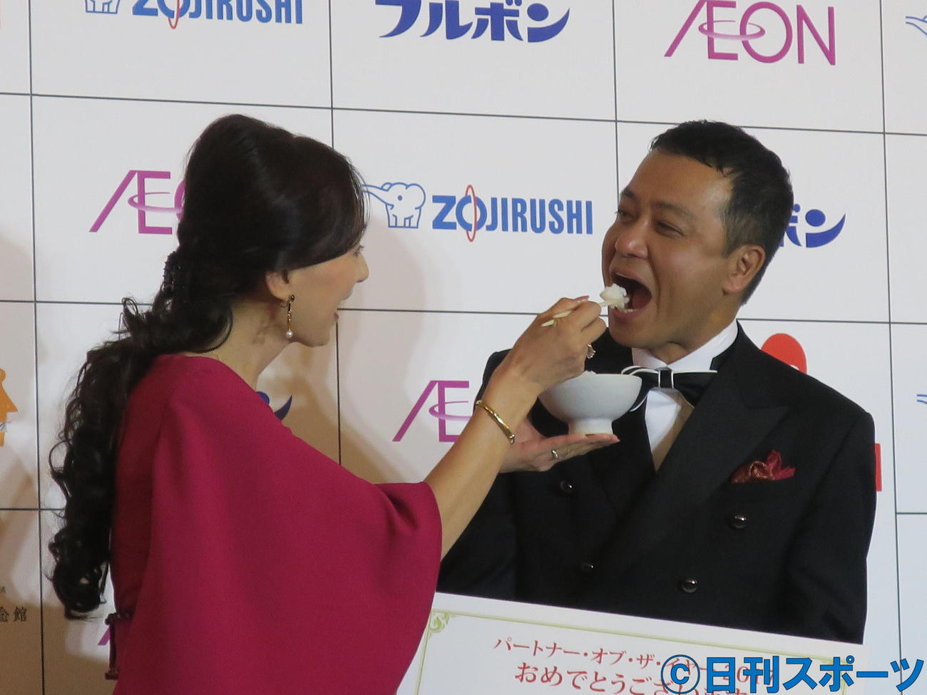 妻・白城あやか（左）から初アーンをしてもらう中山秀征（2017年11月撮影）