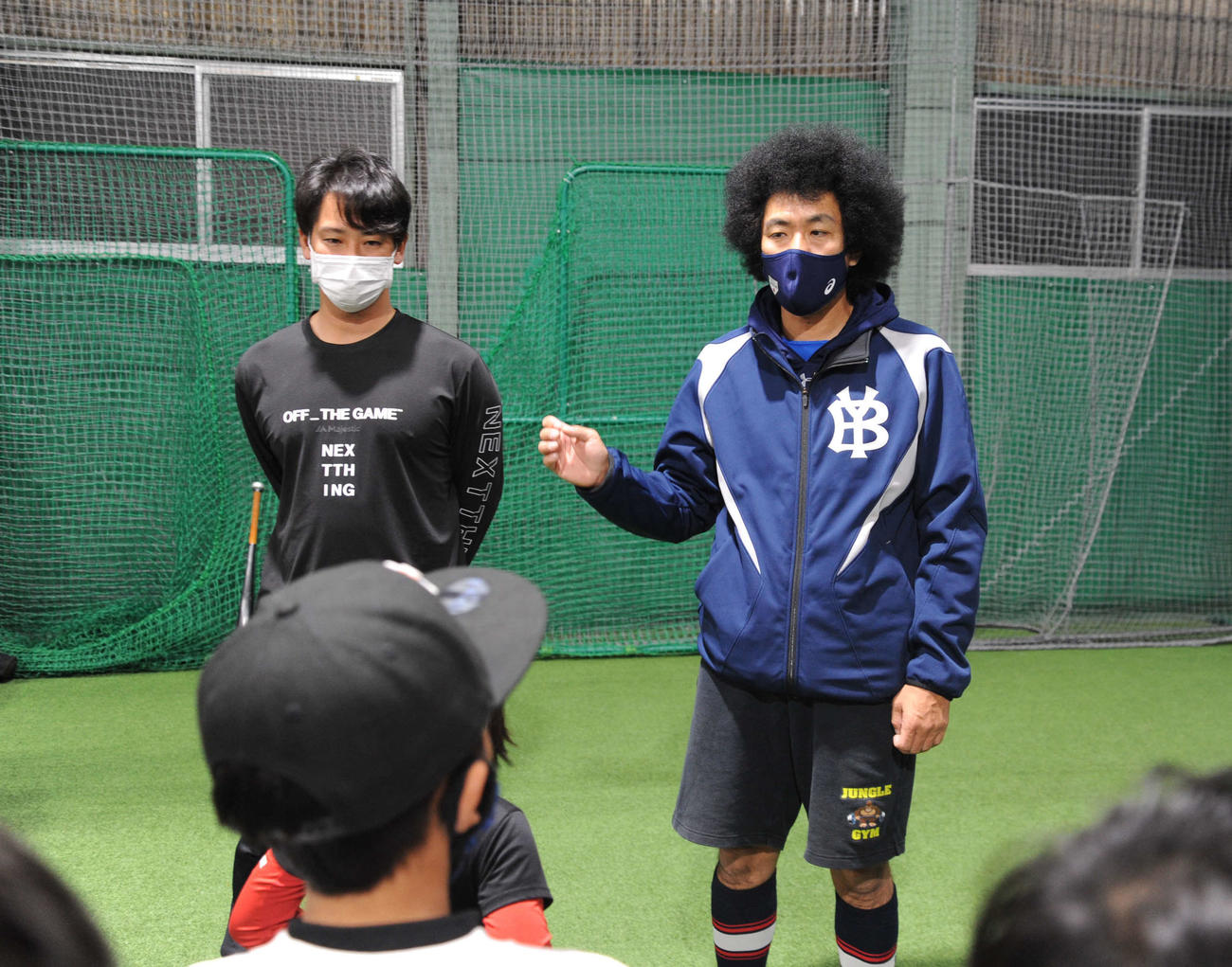 21年11月、野球教室「Yoshimoto Enjoy Baseball」で小学生を指導するトータルテンボス藤田憲右（右）