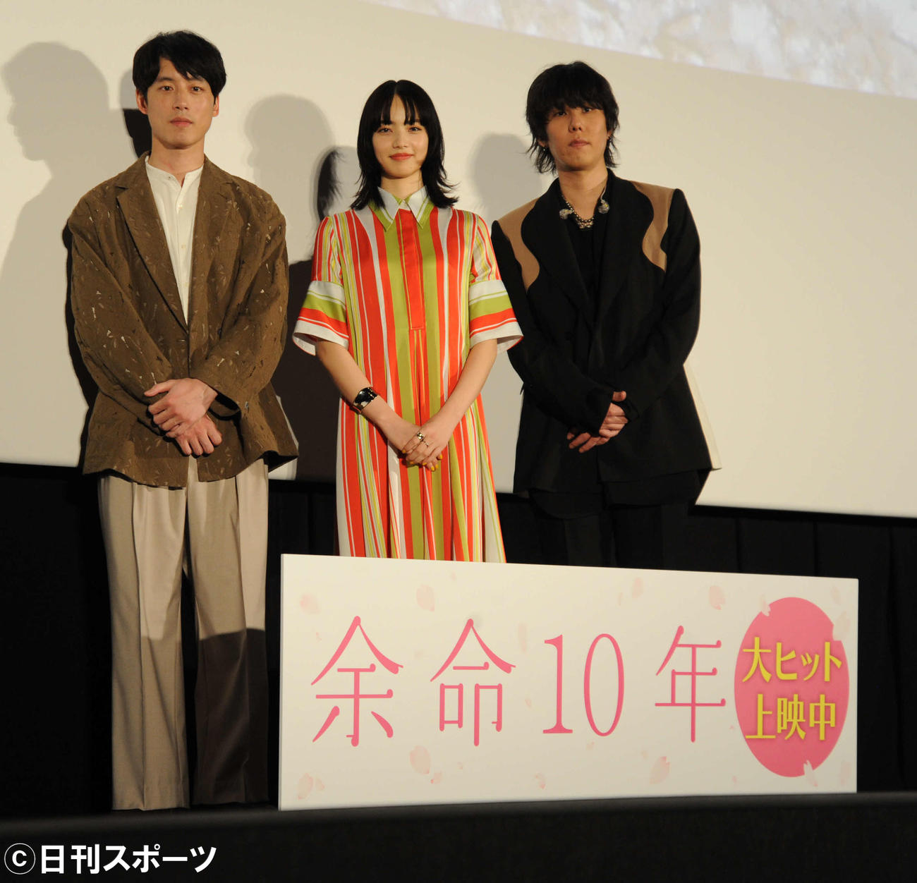 映画「余命10年」大ヒット御礼舞台あいさつに出席した、左から坂口健太郎、小松菜奈、RADWIMPS野田洋次郎