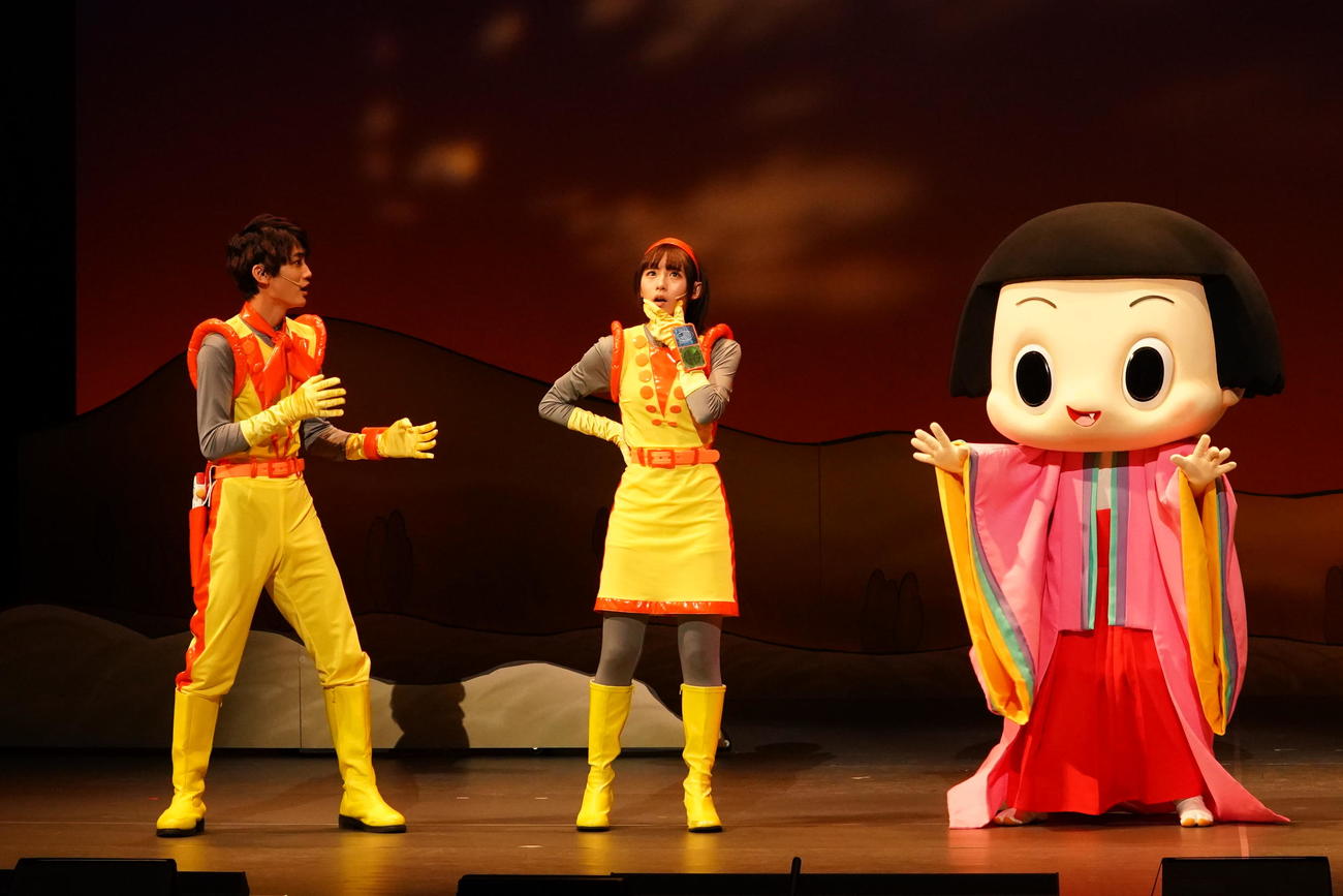 「チコちゃんに叱られる！　on STAGE　～そのとき歴史はチコっと動いた！～」の公開ゲネプロに臨む、左から高橋颯、浅川梨奈、チコちゃん
