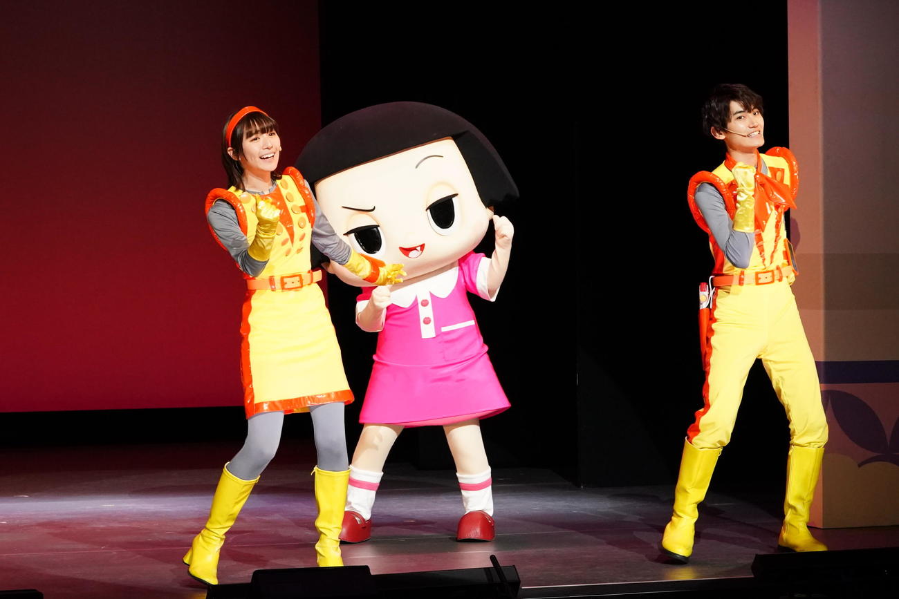 「チコちゃんに叱られる！　on STAGE　～そのとき歴史はチコっと動いた！～」の公開ゲネプロに臨む、左から浅川梨奈、チコちゃん、高橋颯