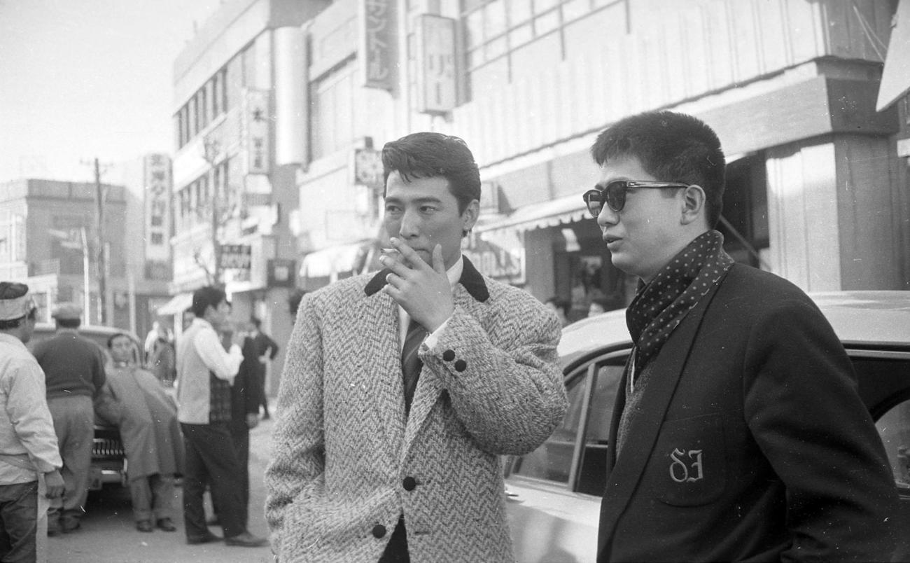60年2月、「接吻泥棒」に出演する宝田明さん。右は原作者の石原慎太郎さん