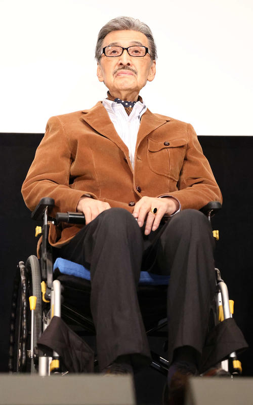 3月10日、「世の中にたえて桜のなかりせば」の完成披露舞台あいさつに車いすで登壇した宝田明さん