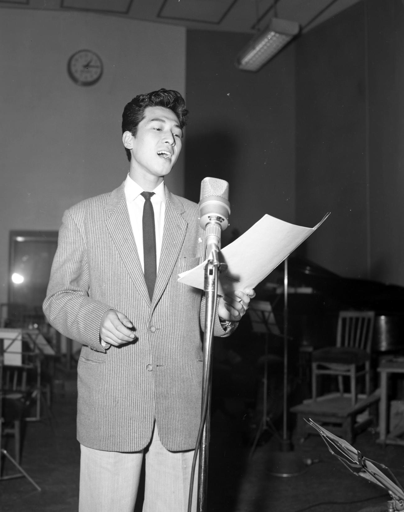 56年、収録に臨む宝田明さん