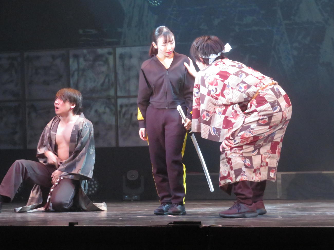 主演舞台「修羅雪姫－復活祭　50th－　修羅雪と八人の悪党」のゲネプロに臨む今泉佑唯（中央）（撮影・横山慧）