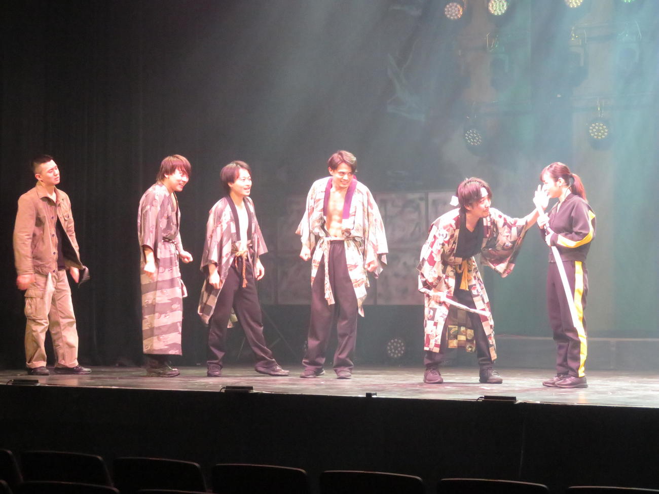 主演舞台「修羅雪姫－復活祭　50th－　修羅雪と八人の悪党」のゲネプロに臨む今泉佑唯（右）（撮影・横山慧）