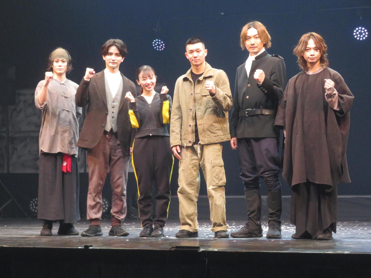 主演舞台「修羅雪姫－復活祭　50th－　修羅雪と八人の悪党」のゲネプロに臨んだ今泉佑唯（左から3人目）ら。左から玉城裕規、瀬戸利樹、1人おいて高橋龍輝、細貝圭、池田純矢（撮影・横山慧）