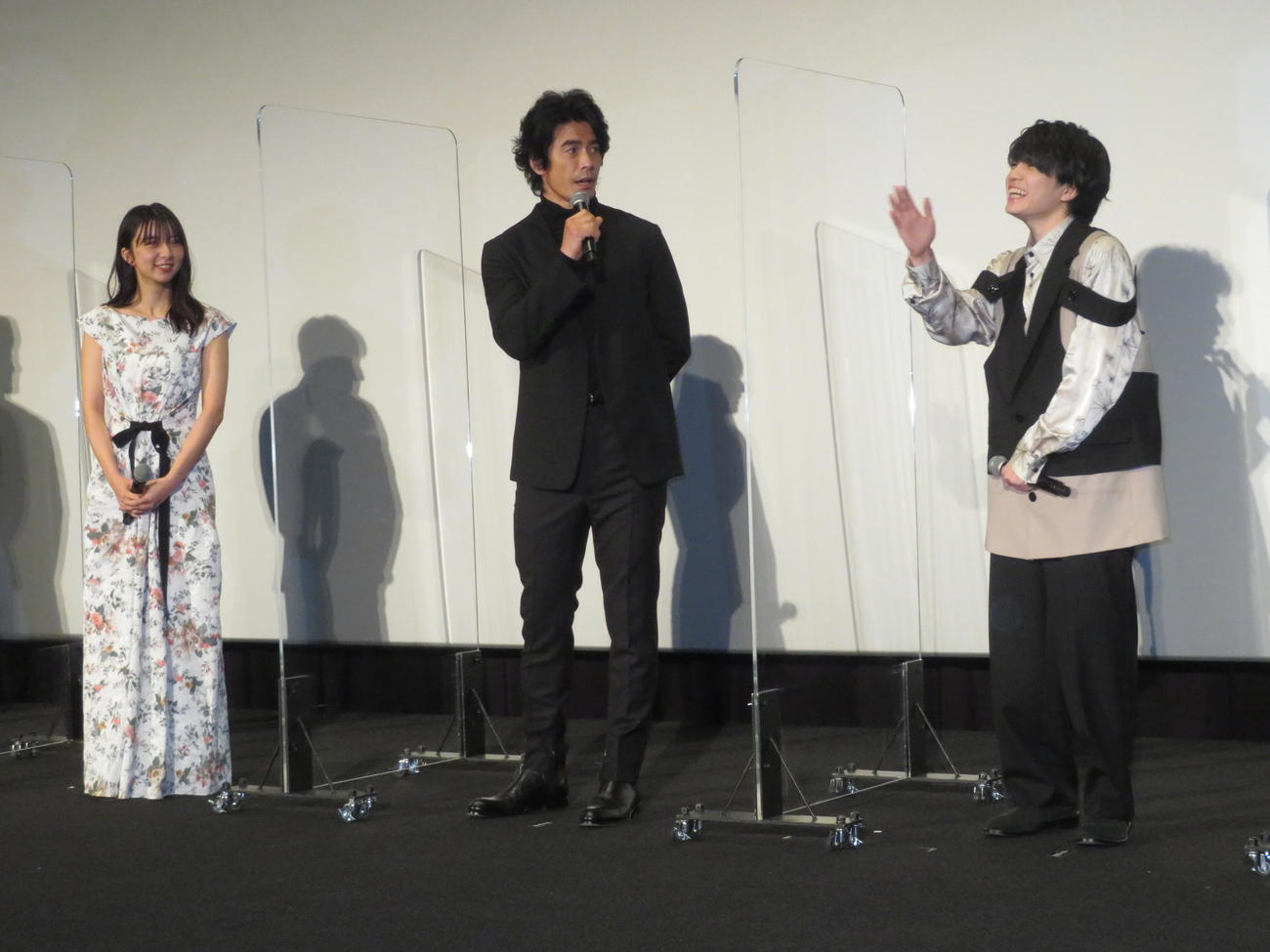 映画「KAPPEI　カッペイ」の公開初日舞台あいさつで笑顔を見せる（左から）上白石萌歌、伊藤英明、西畑大吾（撮影・横山慧）