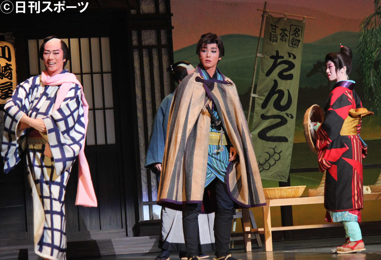 1000両を手に道楽修行に出た庄屋の息子にふんした彩風咲奈（中央）と、遊び人役の縣千（左端）ら（撮影・村上久美子）