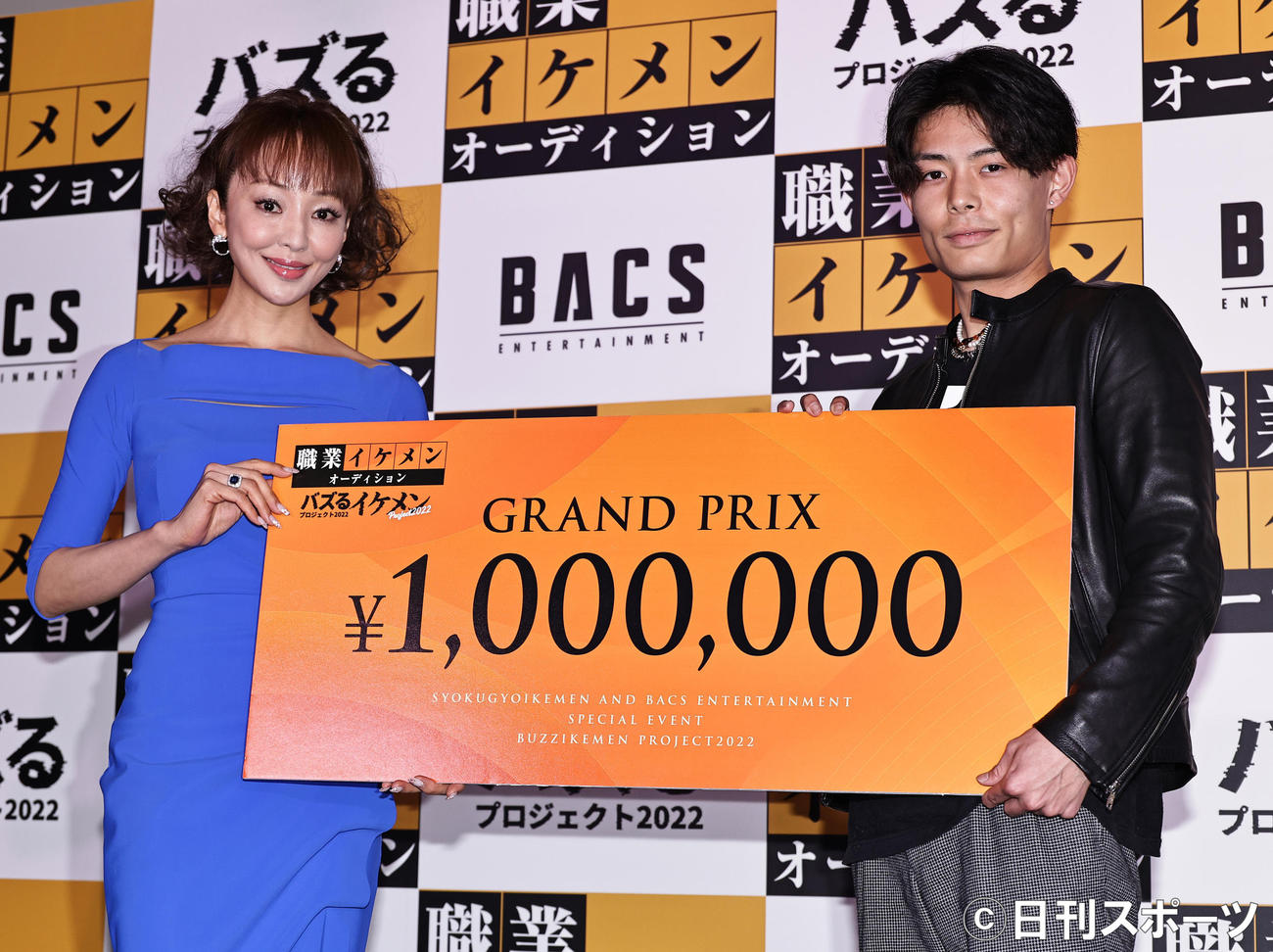 「職業イケメン　オーディション」グランプリの岡部紘汰さん（右）は審査員の神田うのから賞金を授与された（撮影・中島郁夫）