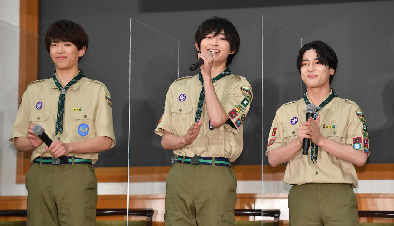 映画「東西ジャニーズJr.ぼくらのサバイバルウォーズ」発表イベントであいさつする。左から少年忍者の深田竜生、内村颯太、安嶋秀生（撮影・柴田隆二）