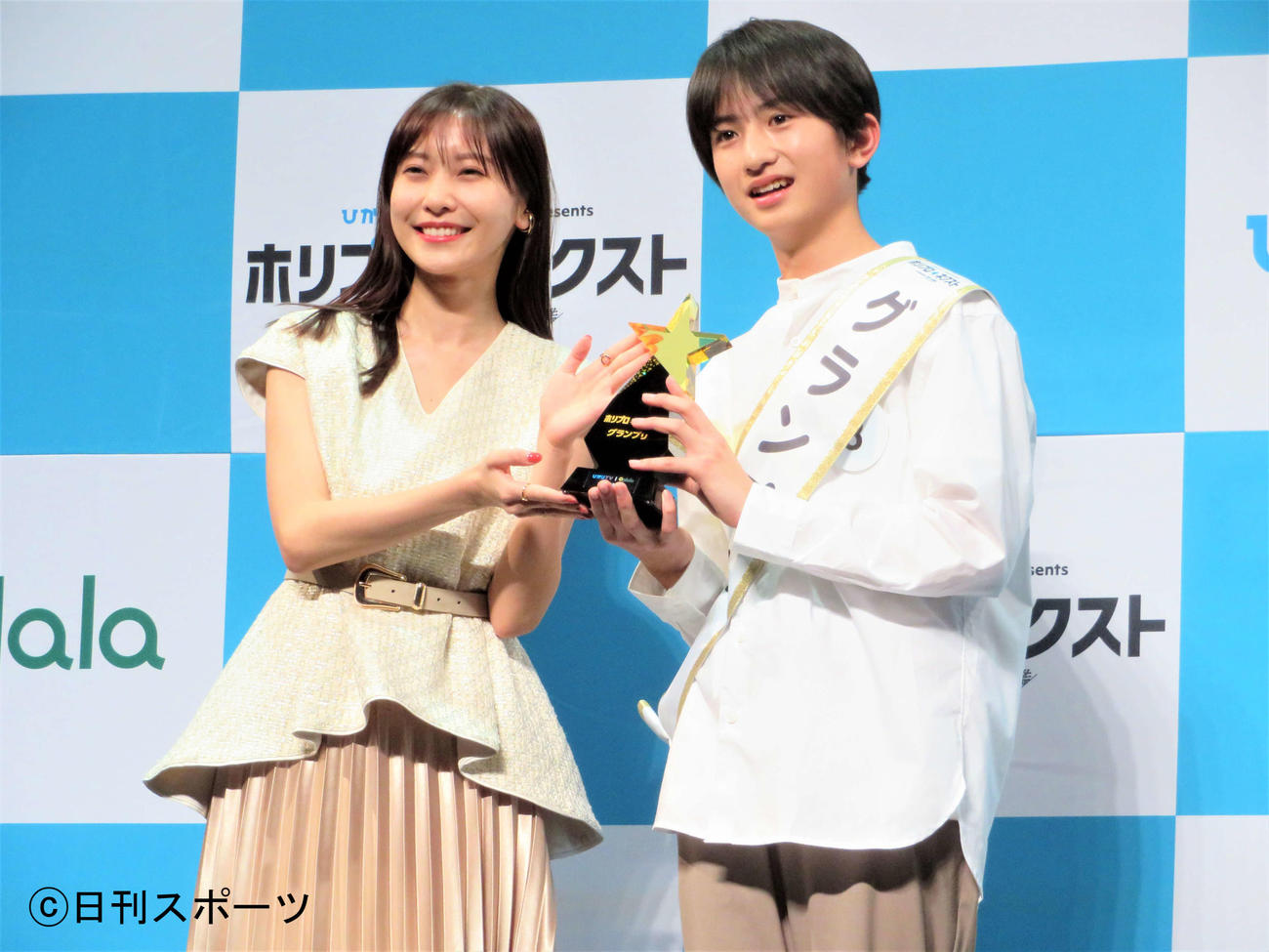 「ホリプロ　ネクストProduced by　美男子図鑑」でグランプリに輝いた石原颯也さんと審査員を務めた佐野ひなこ（撮影・三須佳夏）