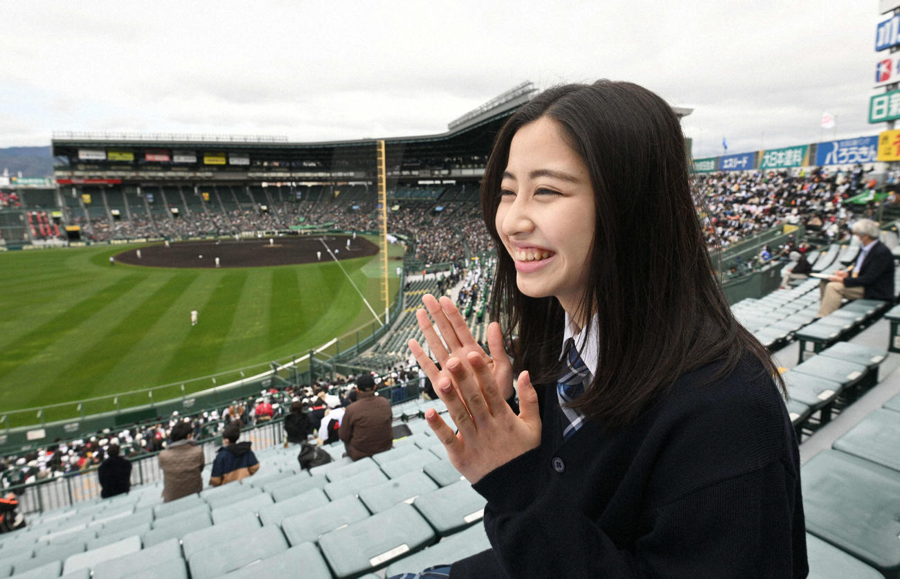 開幕試合を観戦したセンバツ応援イメージキャラクターの伊丹彩華（撮影時のみマスクをはずしました）