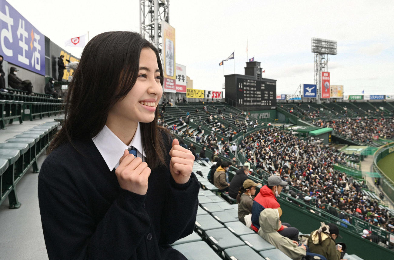開幕試合を観戦したセンバツ応援イメージキャラクターの伊丹彩華（撮影時のみマスクをはずしました）