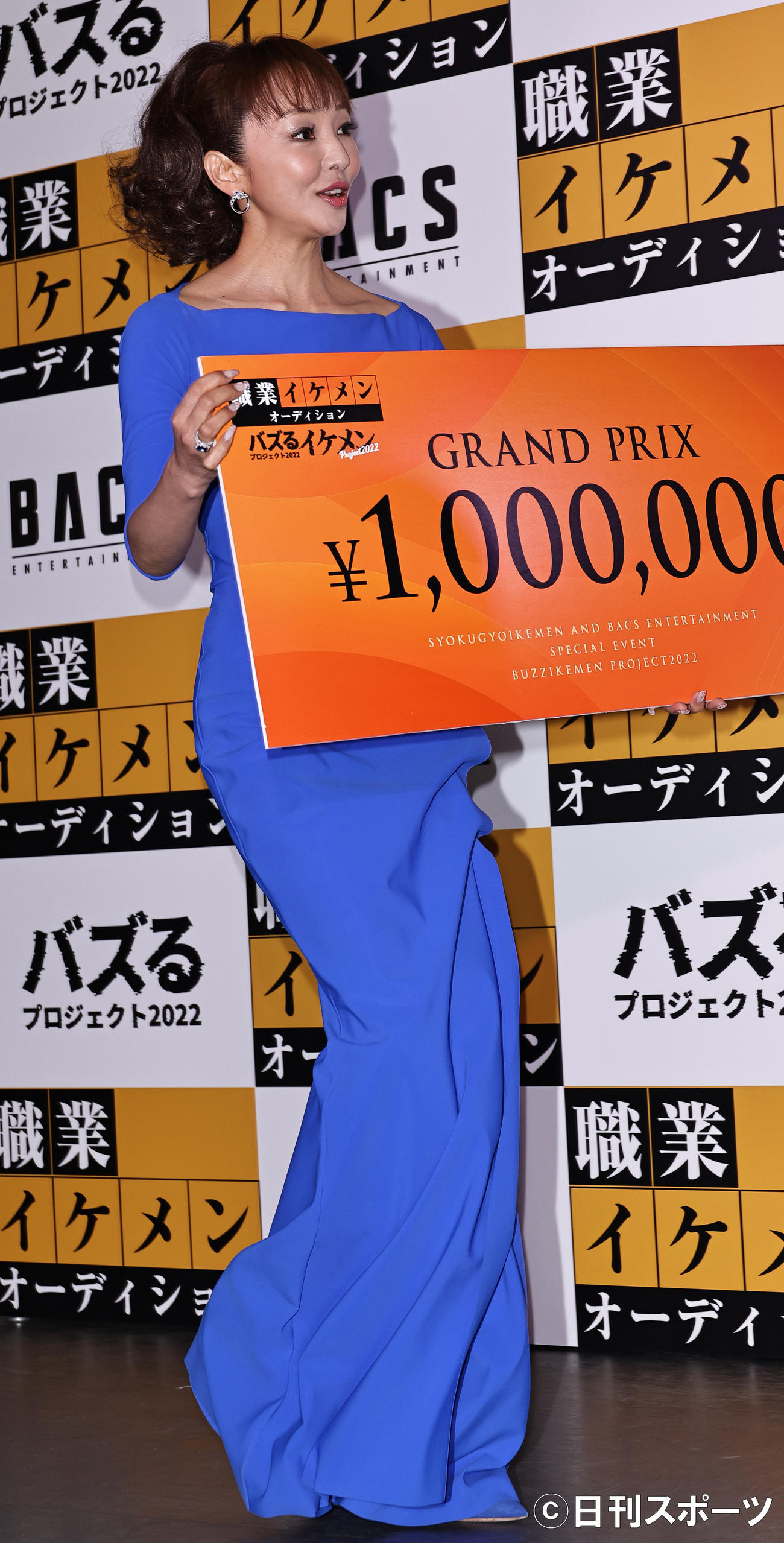 「職業イケメン　オーディション」グランプリの岡部紘汰さんに賞金を授与する審査員の神田うの（撮影・中島郁夫）