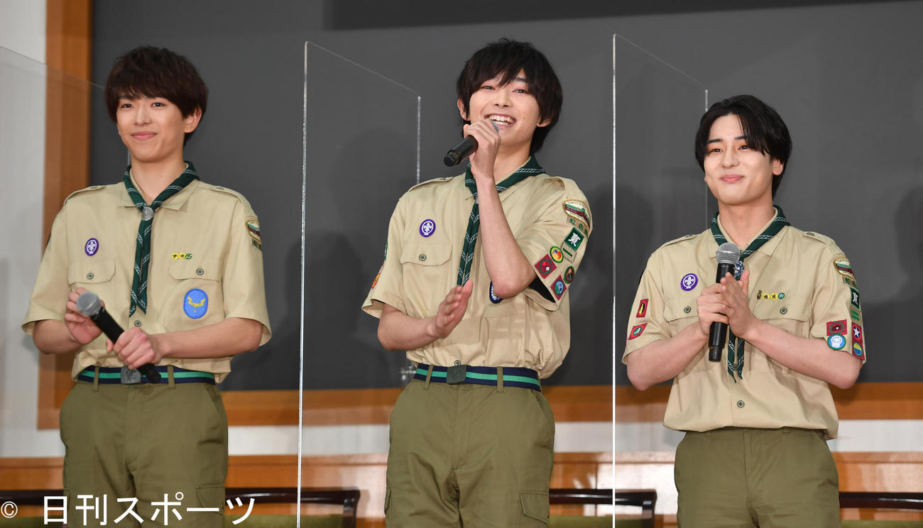 映画「東西ジャニーズJr.ぼくらのサバイバルウォーズ」発表イベントであいさつする、左から少年忍者の深田竜生、内村颯太、安嶋秀生（撮影・柴田隆二）
