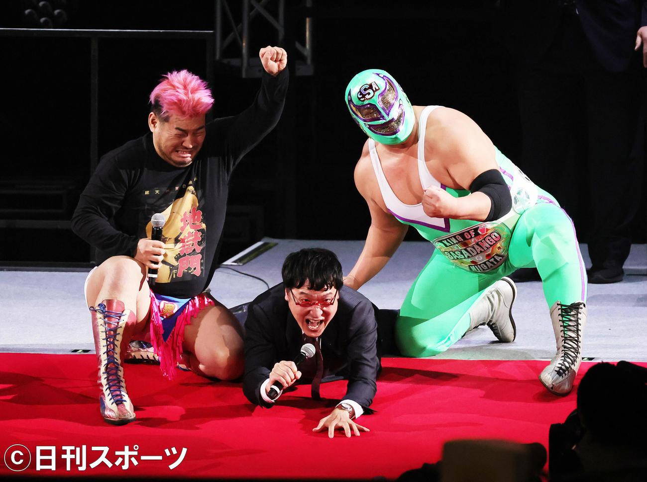 「肛門爆破」を受けながら大会のオープニングのあいさつをする山里亮太（中央）（撮影・足立雅史）