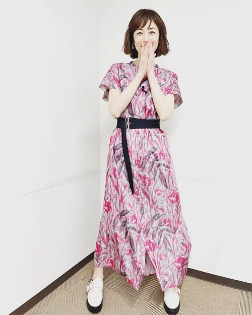 上品なピンク系の花柄ワンピースを披露する高岡（高岡早紀オフィシャルブログより）