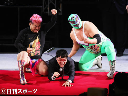 「肛門爆破」を受けながら大会のオープニングのあいさつをする山里亮太（中央）（撮影・足立雅史）