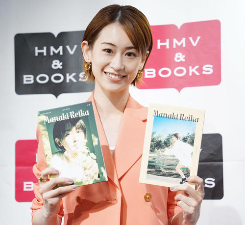 カレンダーの発売会見を行った愛希れいか（撮影・佐藤勝亮）