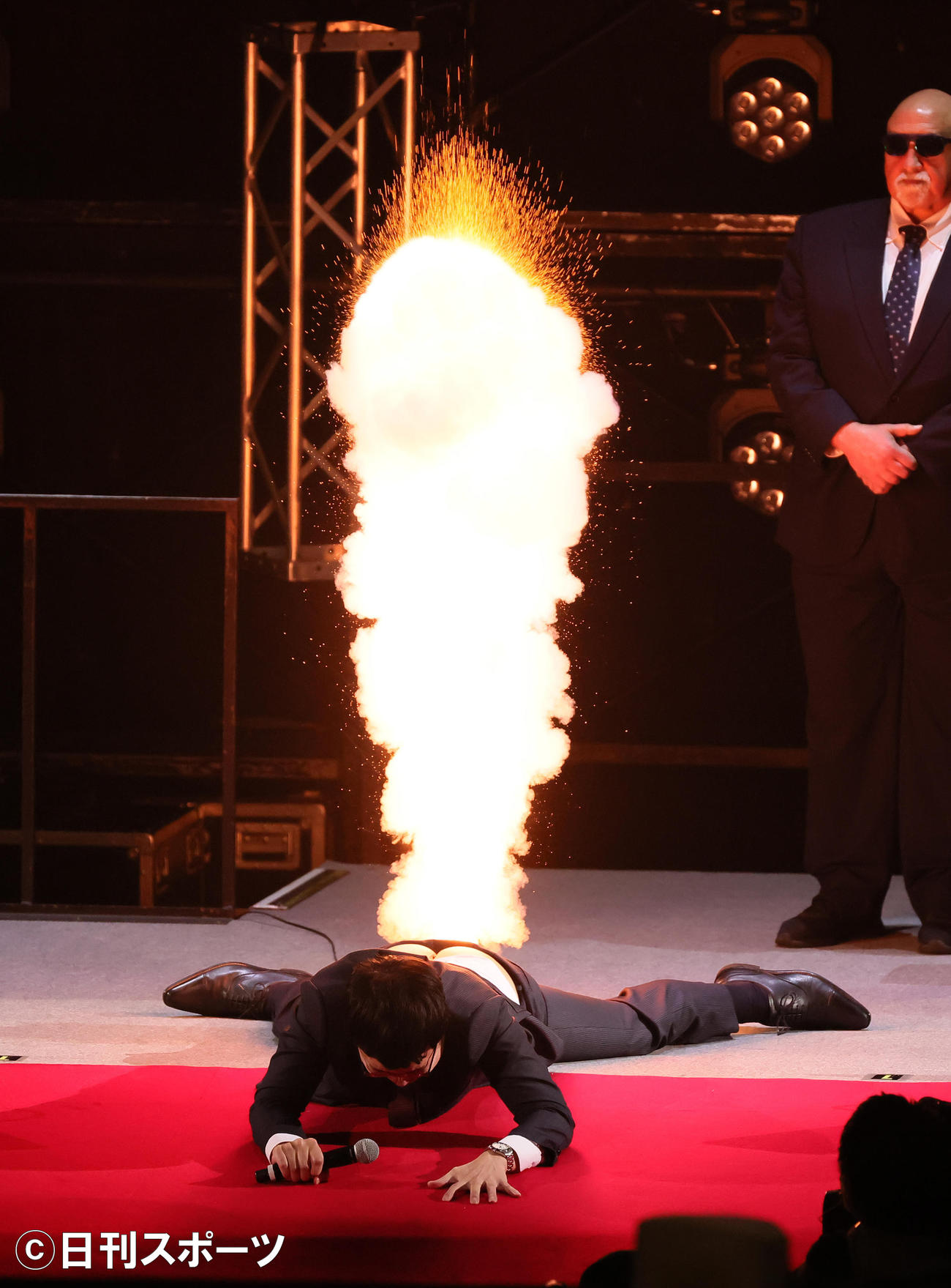 大会のオープニングで「肛門爆破」を受ける山里亮太（撮影・足立雅史）