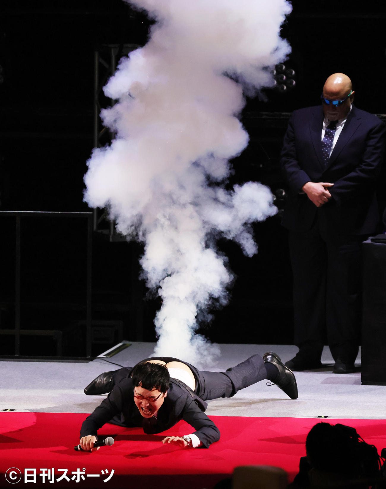 大会のオープニングで「肛門爆破」を受ける山里亮太（撮影・足立雅史）